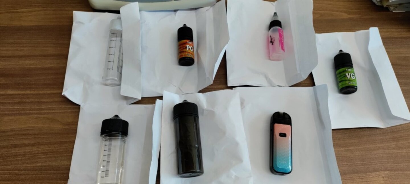 Задържаха деца с нарковейпове