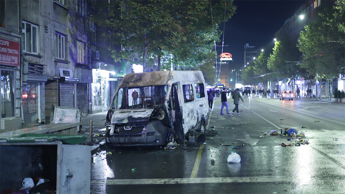 Përplasje e paprecedentë mes policisë dhe protestuesve në Sofje