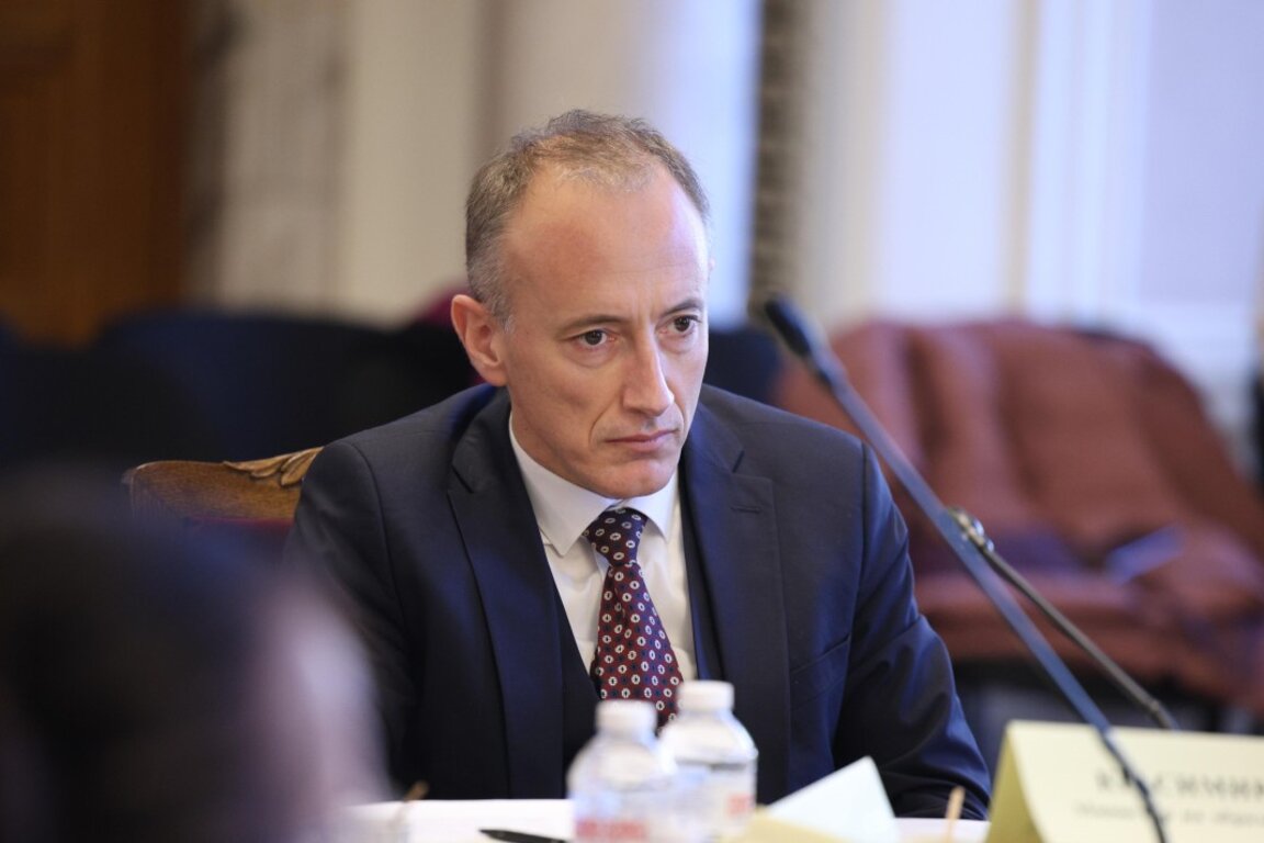 Министър Красимир Вълчев на заседанието на Комисията по образованието и науката в НС - 5 февруари 2025 г.