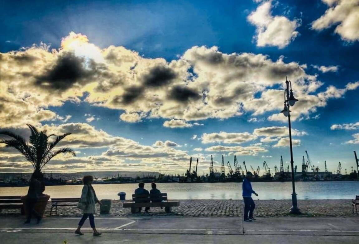 Варна, алеята край Морска гара