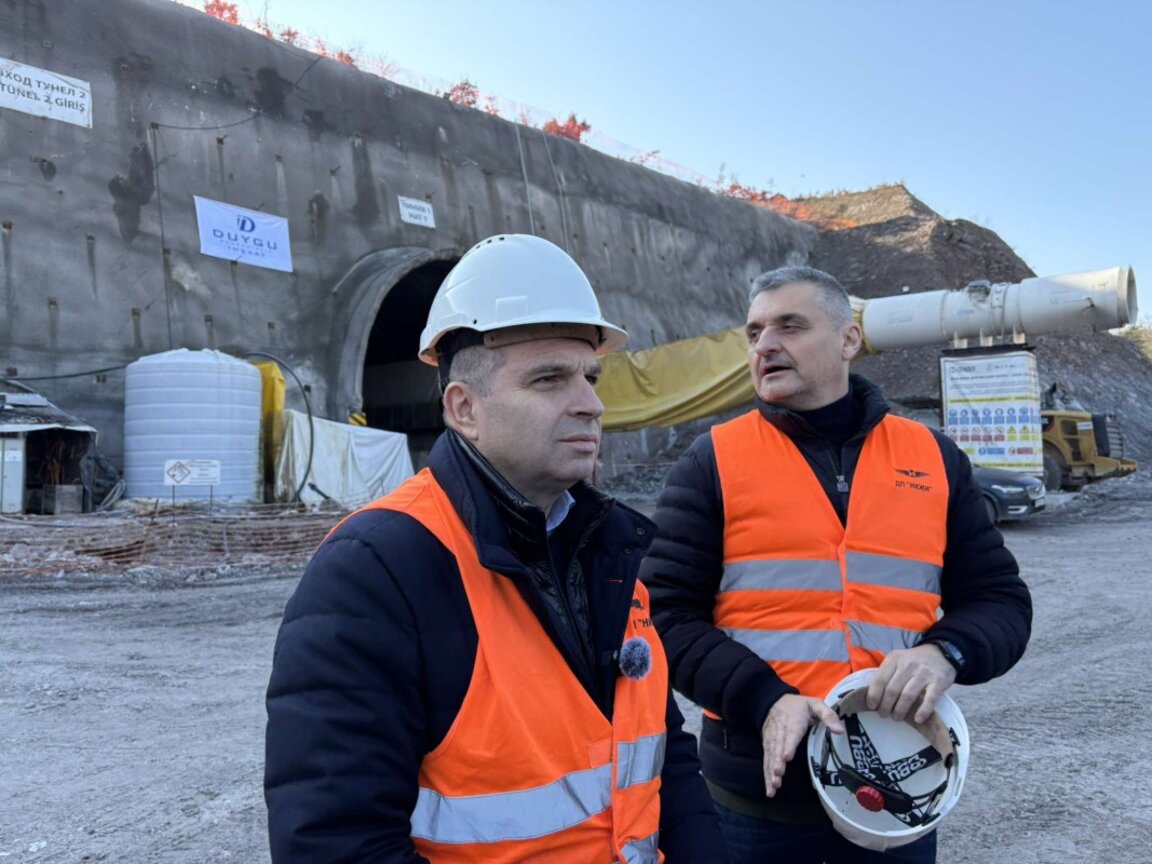 Министърът на транспорта Гроздан Караджов и председателят на парламентарната комисия по транспорт и съобщения Кирил Добрев