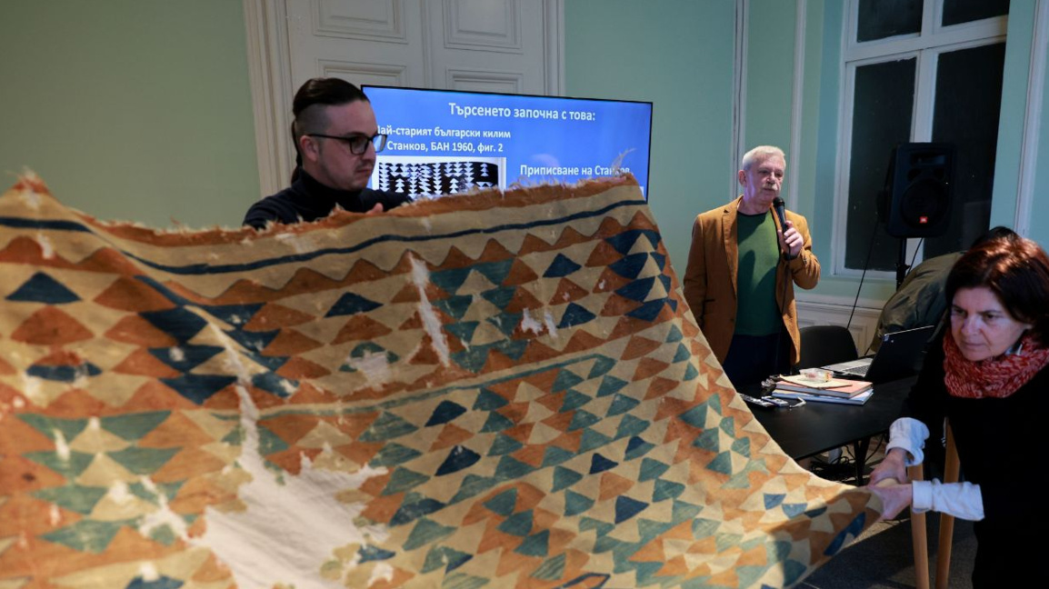  Bulgar kültürünün dokusunu dünyaya tanıtan Bulgar el yapımı kilim koleksiyonu