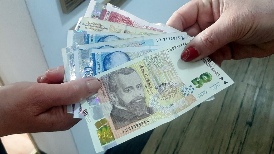 Минималната заплата става 1213 лева през 2026 година?