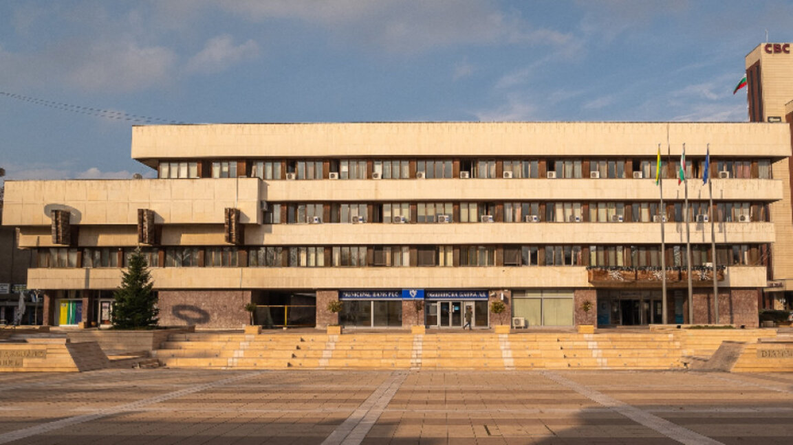 Ремонтират сградата на общината в Ямбол