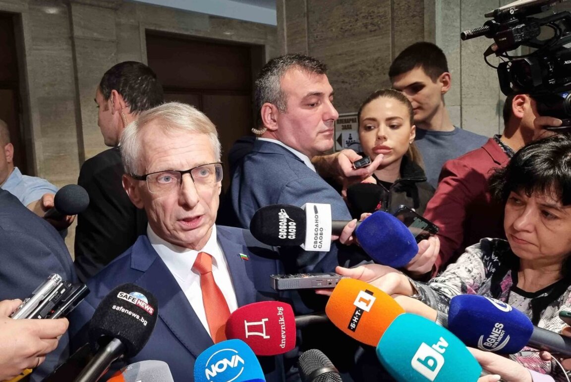 Премиерът Николай Денков прави изявление кулоарите на НС -  15 ноември 2023 г.