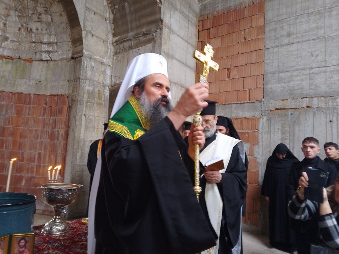 Патриарх Даниил  отслужи водосвет в новостроящия се храм „Сретение Господне” в пернишкия квартал "Тева"