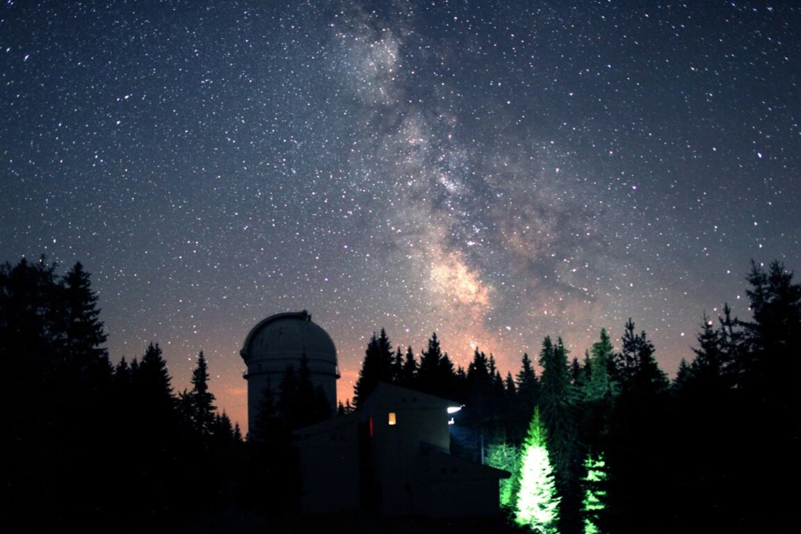 Cerul de vară este de la Observatorul Rojen