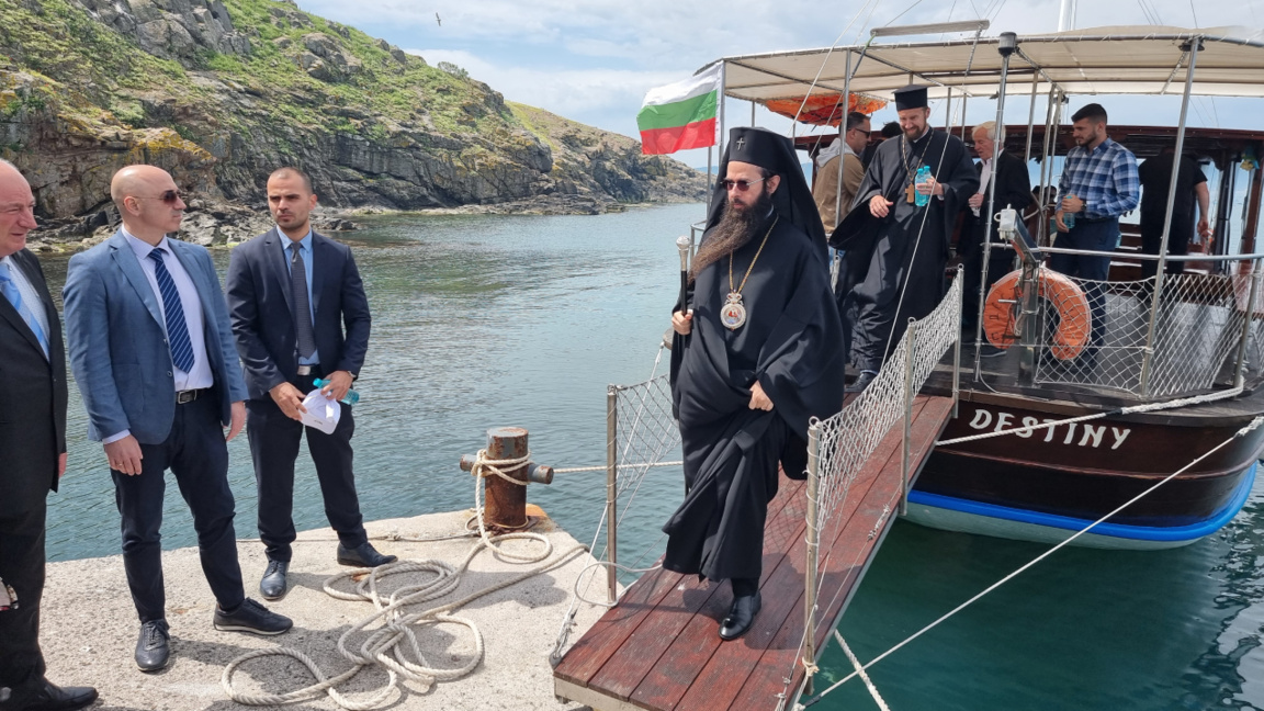 Procesión traslada las reliquias de san Juan Bautista a la isla de san Juan 
