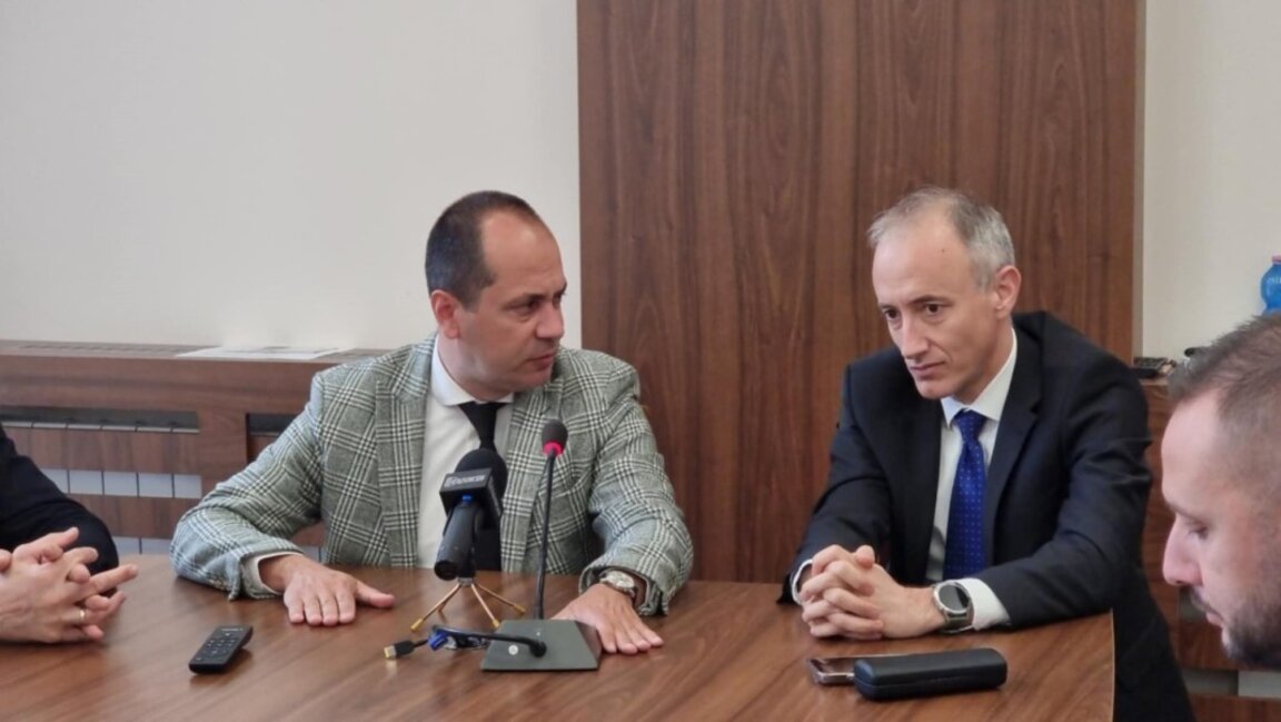 Кметът на община Враца Калин Каменов и министърът на образованието Красимир Вълчев (от ляво надясно)