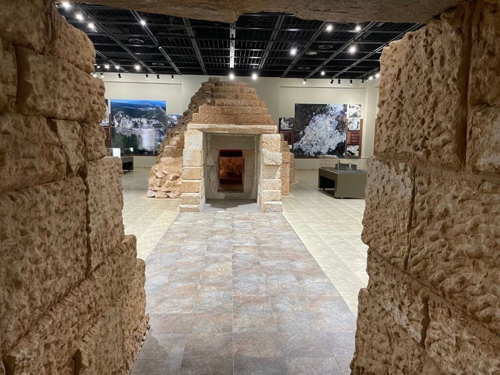 Александровска гробница