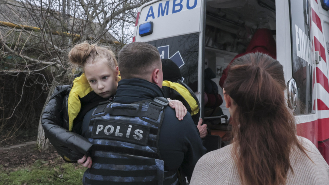 Полицай вкарва момиче в линейка в Запорожие, 17 декември 2025 г.