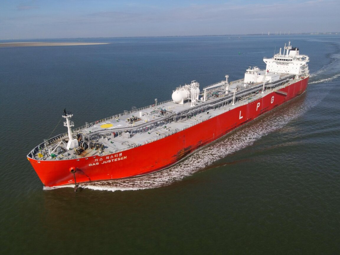 Китай увеличава усилията си за внос на санкциониран от САЩ руски втечнен природен газ