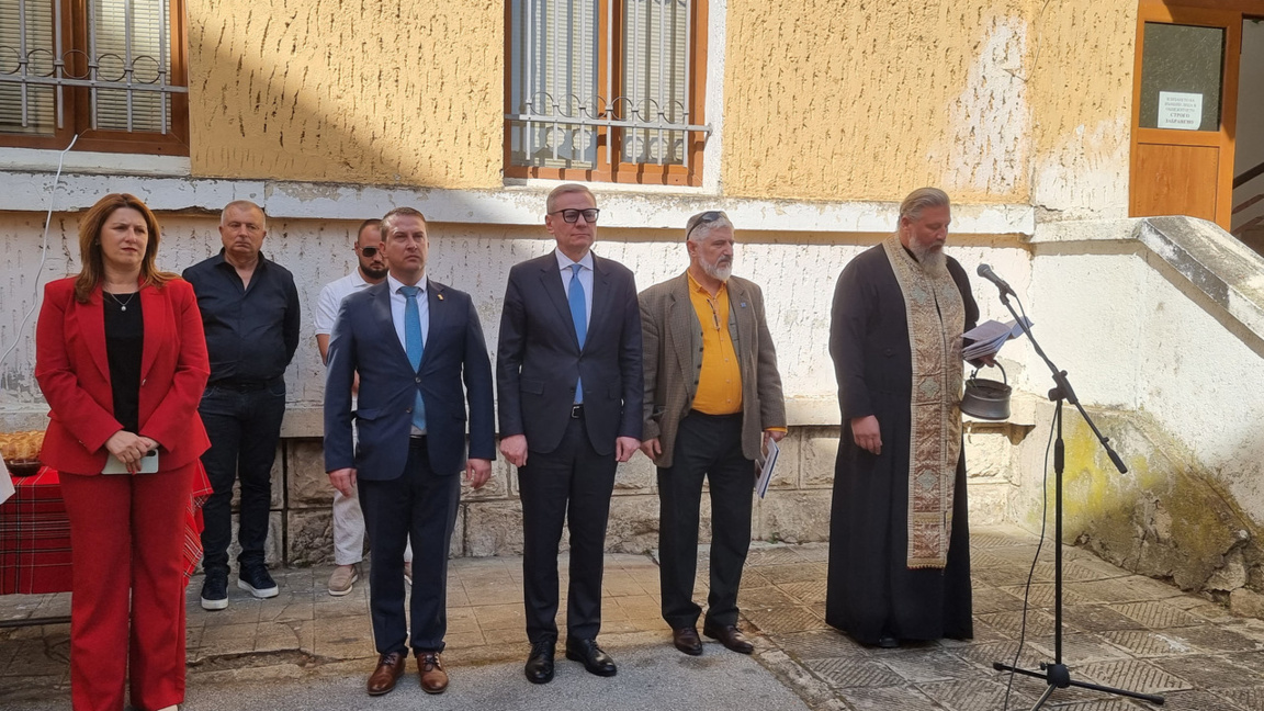 от ляво надясно: областният управител на област Габрово Кристина Сидорова, кметът на Трявна Денчо Минев, министърът на културата Евтим Милошев, директорът на гимназията Орфей Миндов, отец Георги
