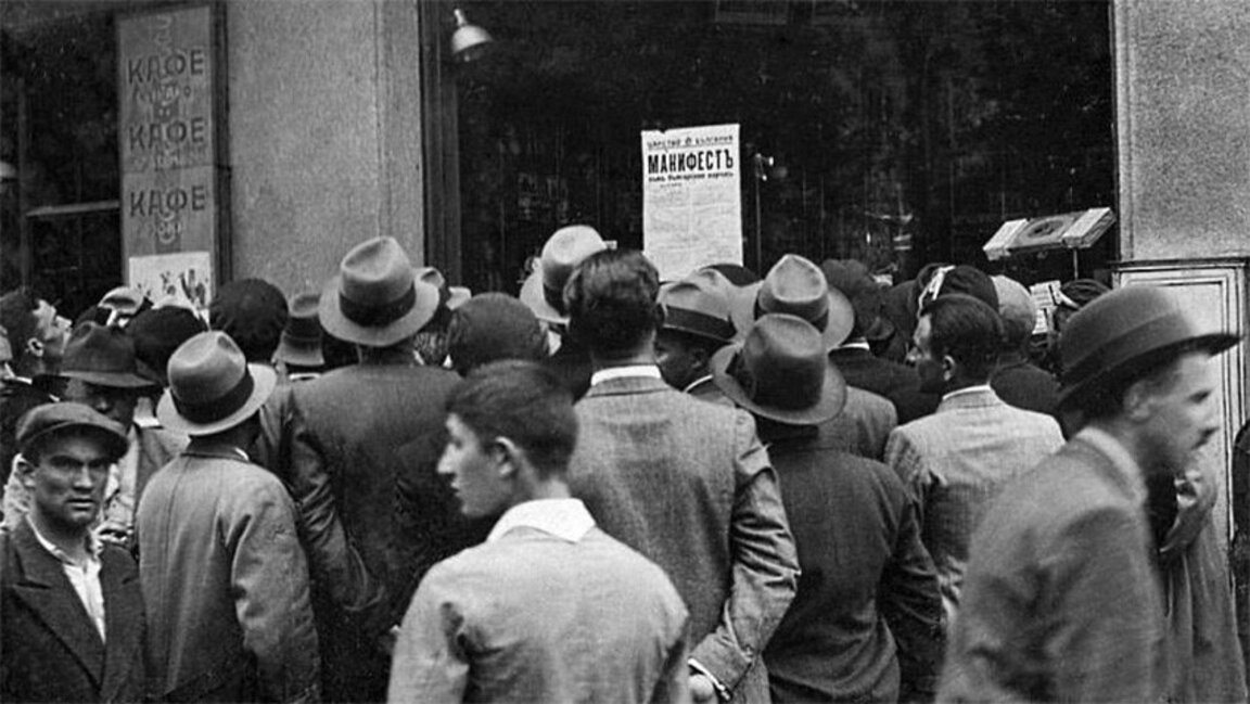 Los vecinos de Sofía hacen cola para leer el Manifiesto del zar con el decreto-ley para el nuevo poder de los golpistas