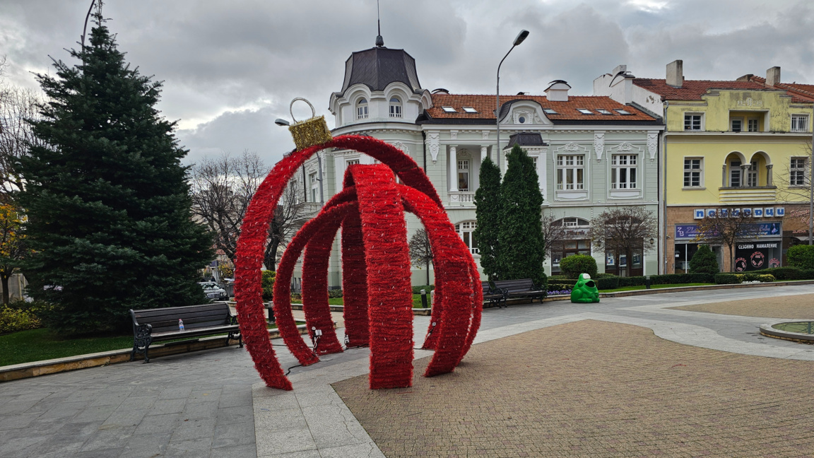 Вандалско посегателство на коледната украса в Сливен