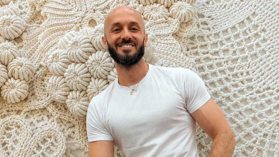 Дизайнерът Иван Донев вплита човешки истории в най-голямата българска рокля