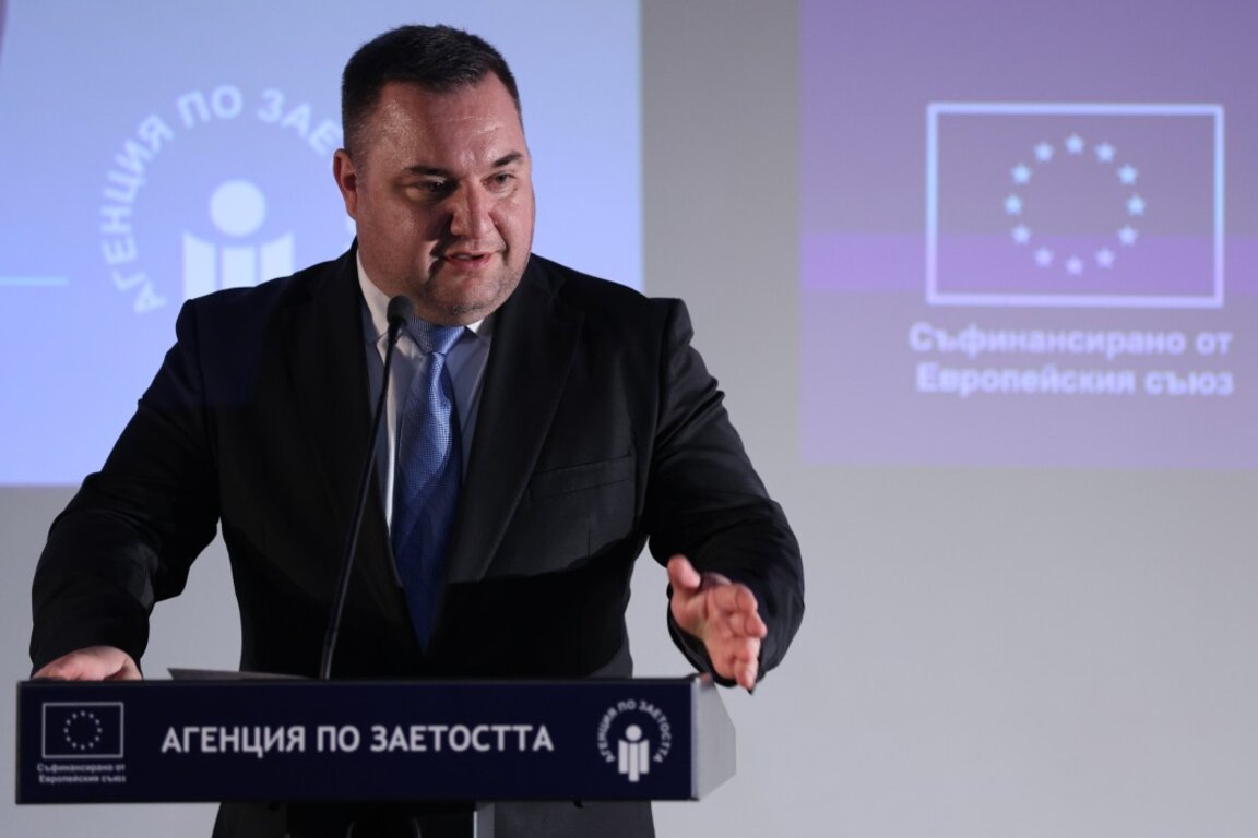 Изпълнителният директор на Агенцията за заетостта Смилен Вълов говори на конференцията "Стратегии за успешно активиране - настояще и бъдеще" -  15 май 2024 г.