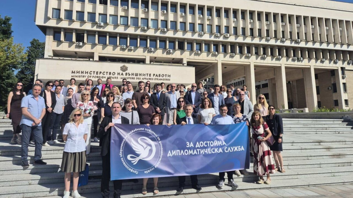 Punonjësit e Ministrisë së Jashtme protestojnë për paga më të mira 