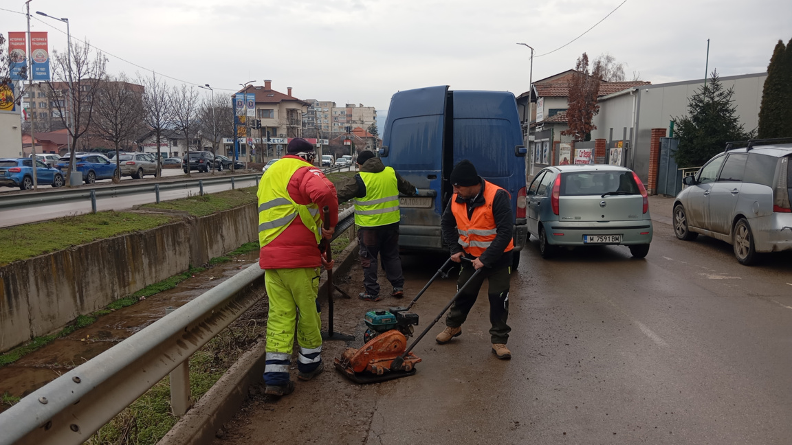 Започна запълване на дупките по улиците в Монтана