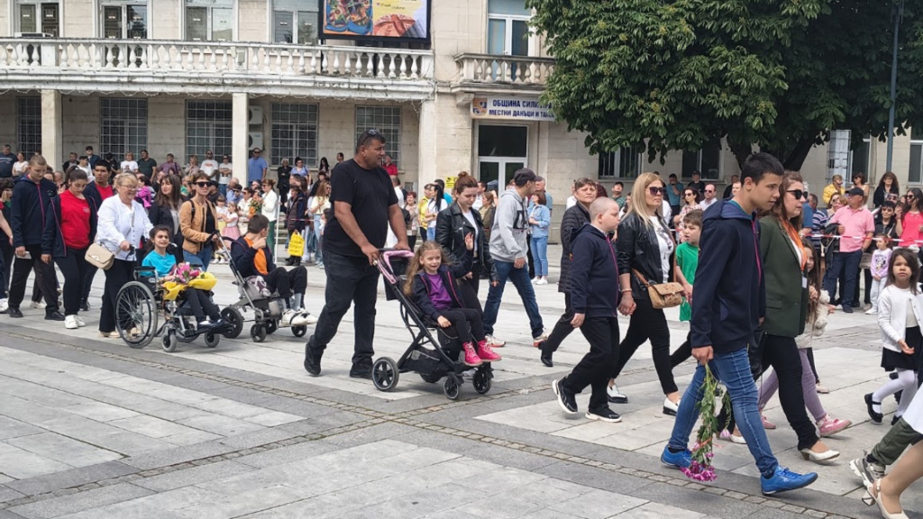 Özel gereksinimden bağımsız bireyliğe giden yolda destek