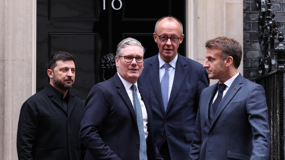 Президентът на Украйна Володимир Зеленски, премиерът на Великобритания Киър Стармър, канцлерът на Германия Фридрих Мерц и президентът на Франция Еманюел Макрон (от ляво надясно) на прага на Даунинг стрийт 10 след срещата в Лондон, 8 декември 2025 г.