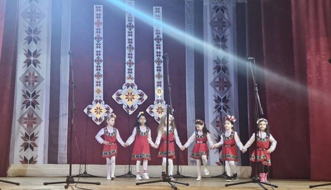 Лазарски групи се надпяваха на конкурс в Камено