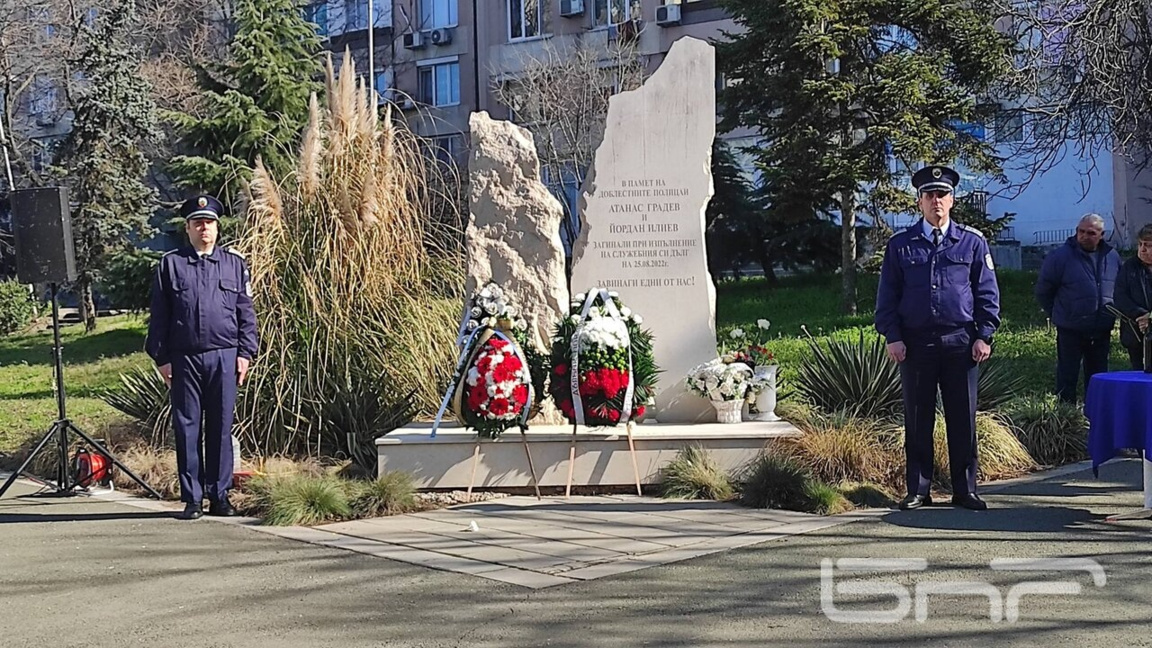 В Бургас почитат паметта на полицаите, блъснати от автобус с мигранти