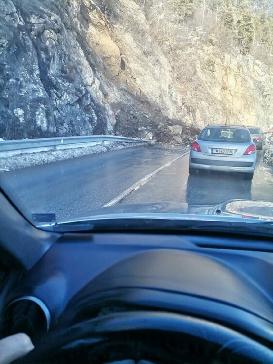 Предупреждение за падащи камъни по пътищата в Смолянско