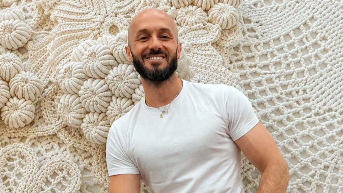 Iván Donev entrelaza historias humanas en el vestido búlgaro más grande