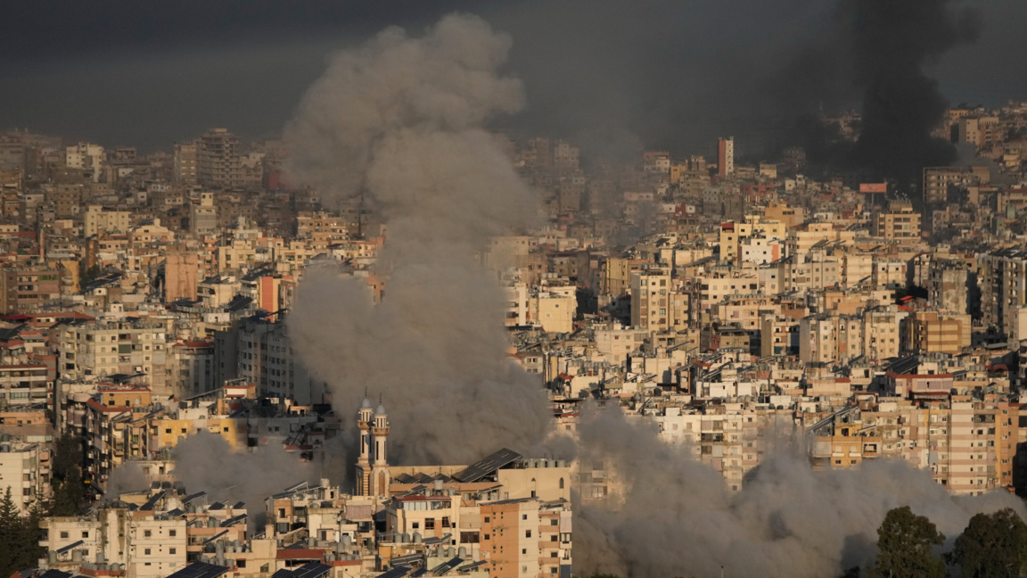 Дим се издига над едно от южните предградия на ливанската столица Бейрут в резултат на израелски удари днес, 3 март 2026 г.