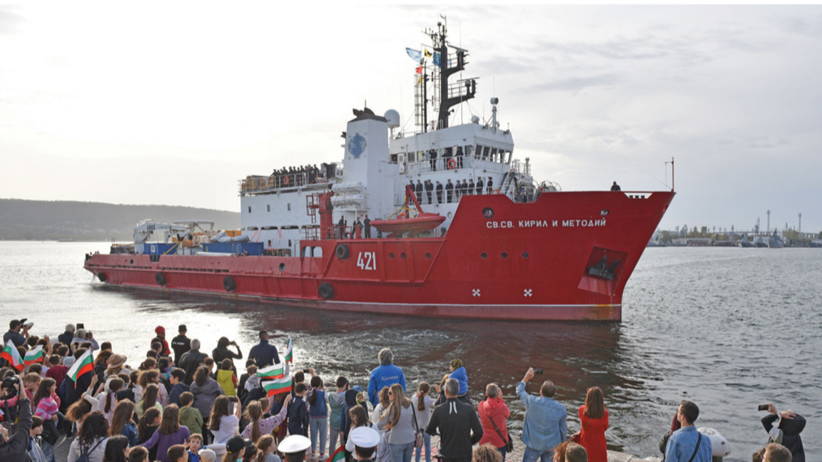 Los búlgaros de Comodoro Rivadavia reciben al buque "Santos Cirilo y Metodio"