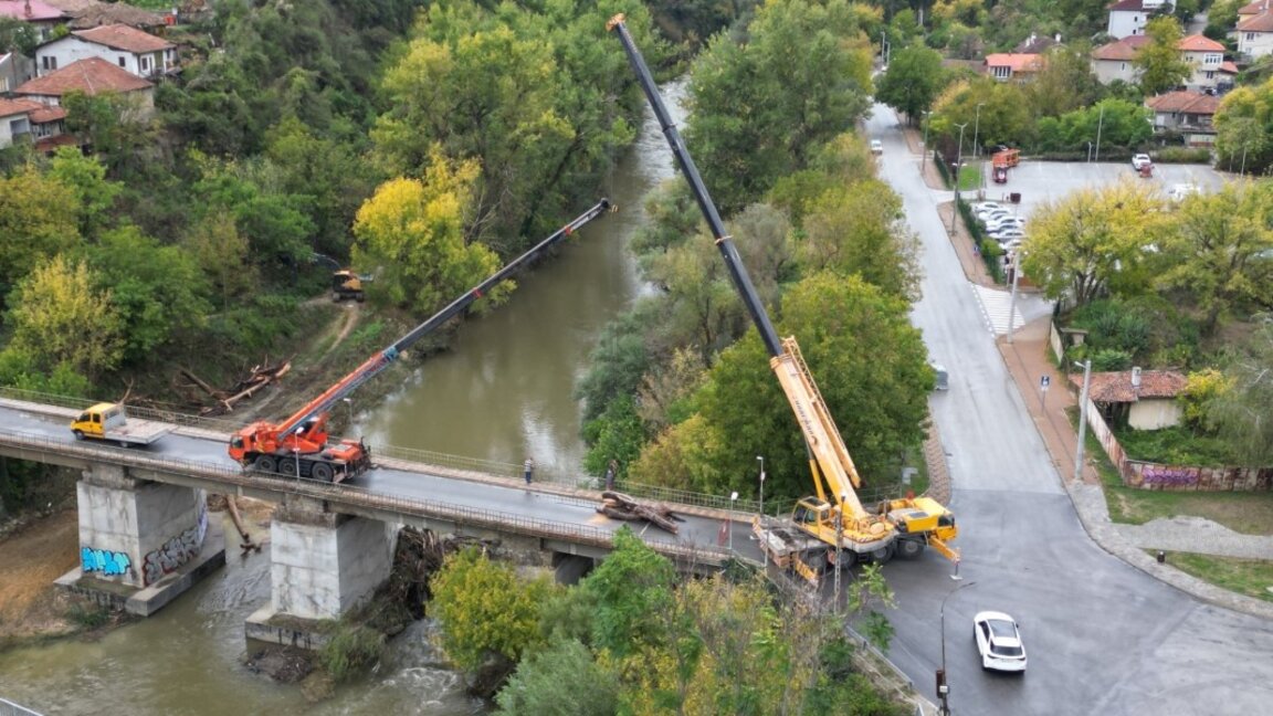 Чистят под мостовете на Янтра във Велико Търново