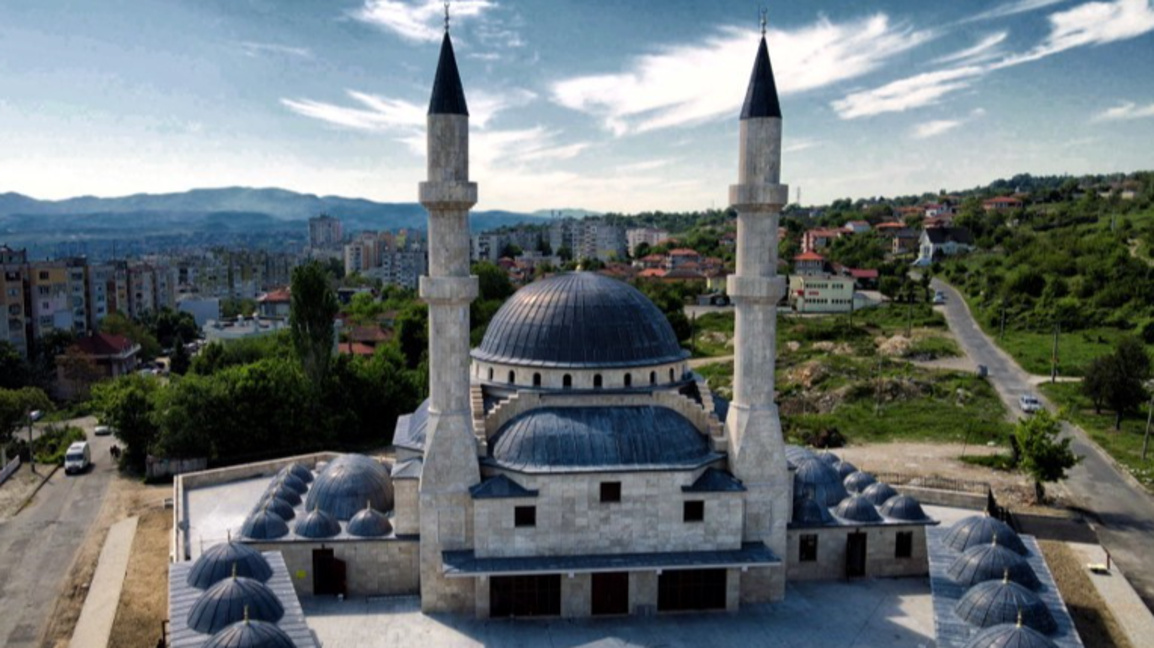 Мюсюлманите посрещат нощта Берат 