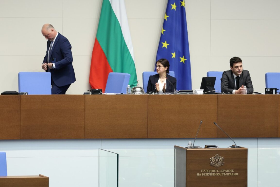 Парламентът свали председателя си Росен Желязков.