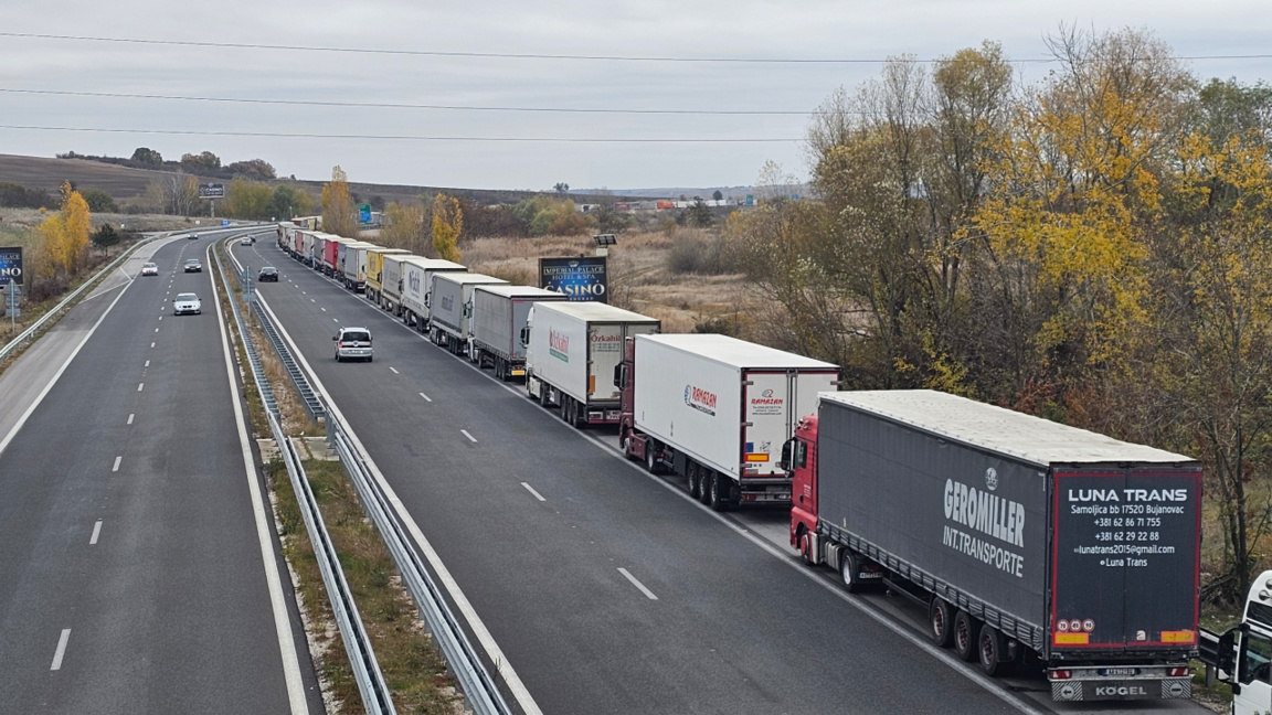 Kilometerlange LKW-Schlangen warten an der Grenze zur Türkei