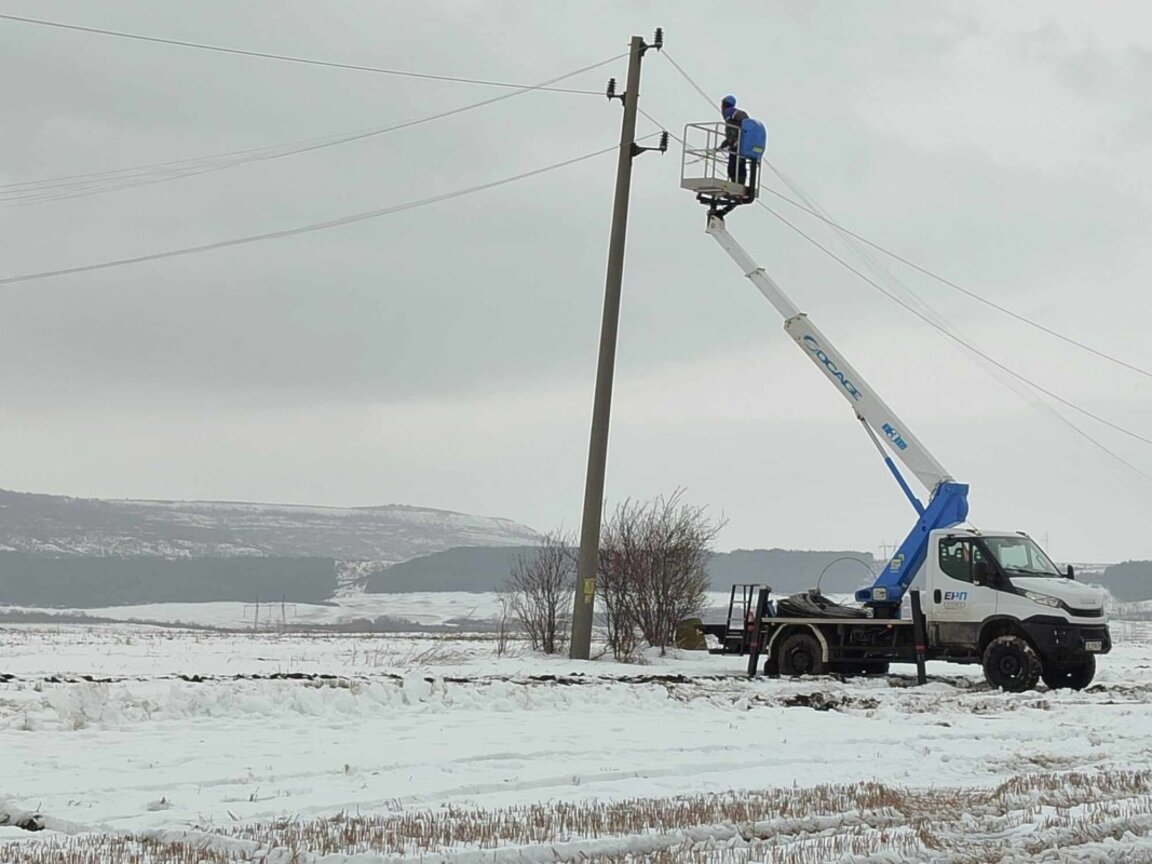 Редица населени места в страната са без електричество след обилния снеговалеж