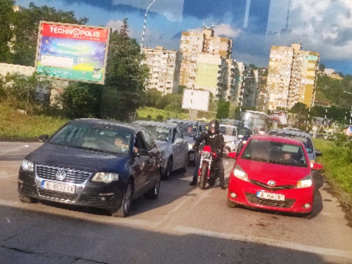 Мотоциклетист е в тежко състояние след катастрофа с автомобил във Варна
