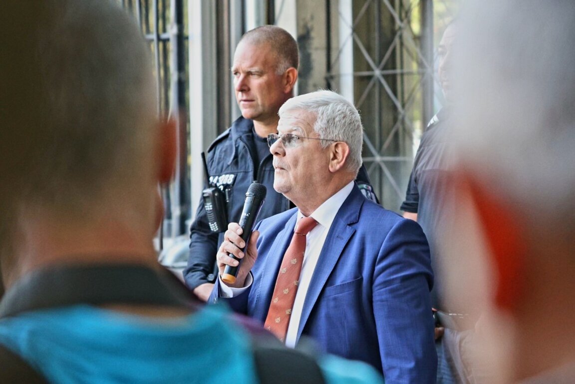 Министър Вътев говори пред пчеларите.