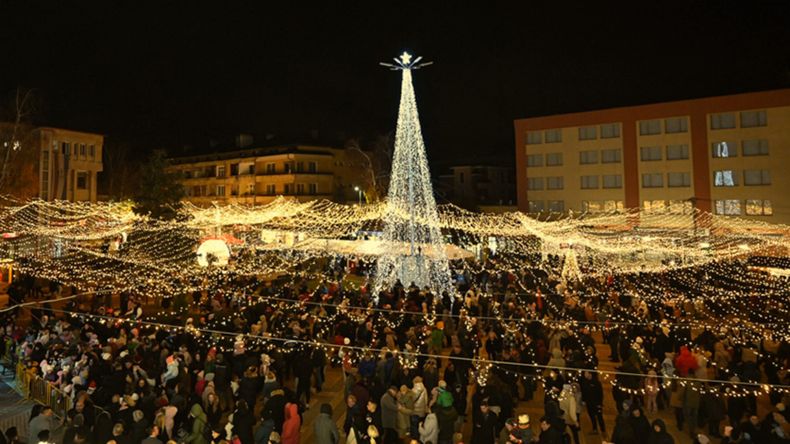  En Elín Pelín encienden las luces navideñas y esperan milagros 