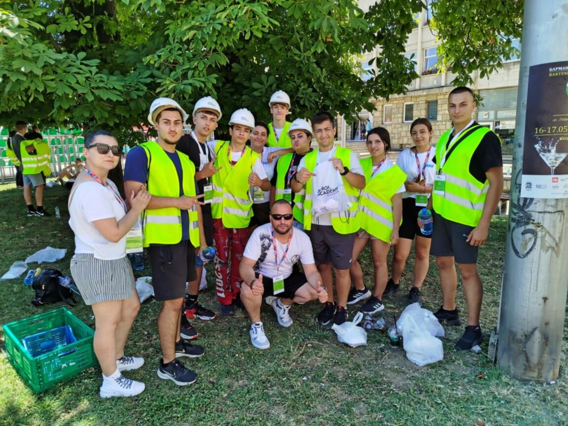 Млади строители в действие