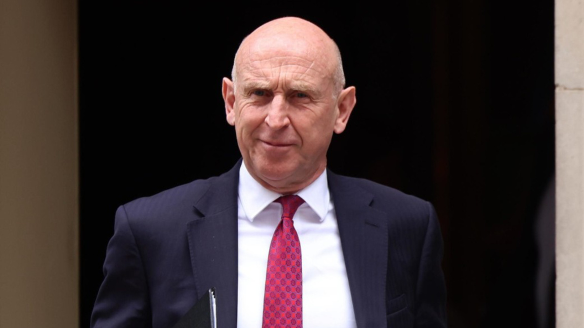 Министърът на отбраната на Великобритания Джон Хийли