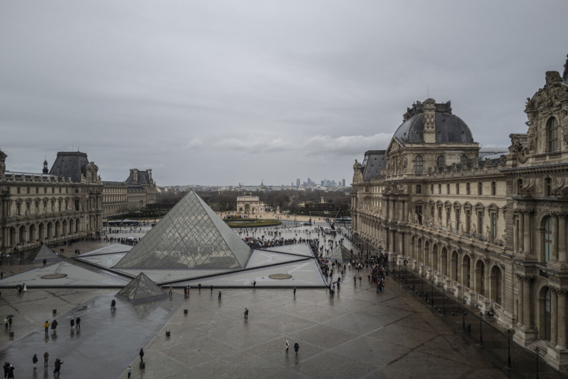 Обирът на Лувъра: Още арести, но безценните бижута остават в неизвестност