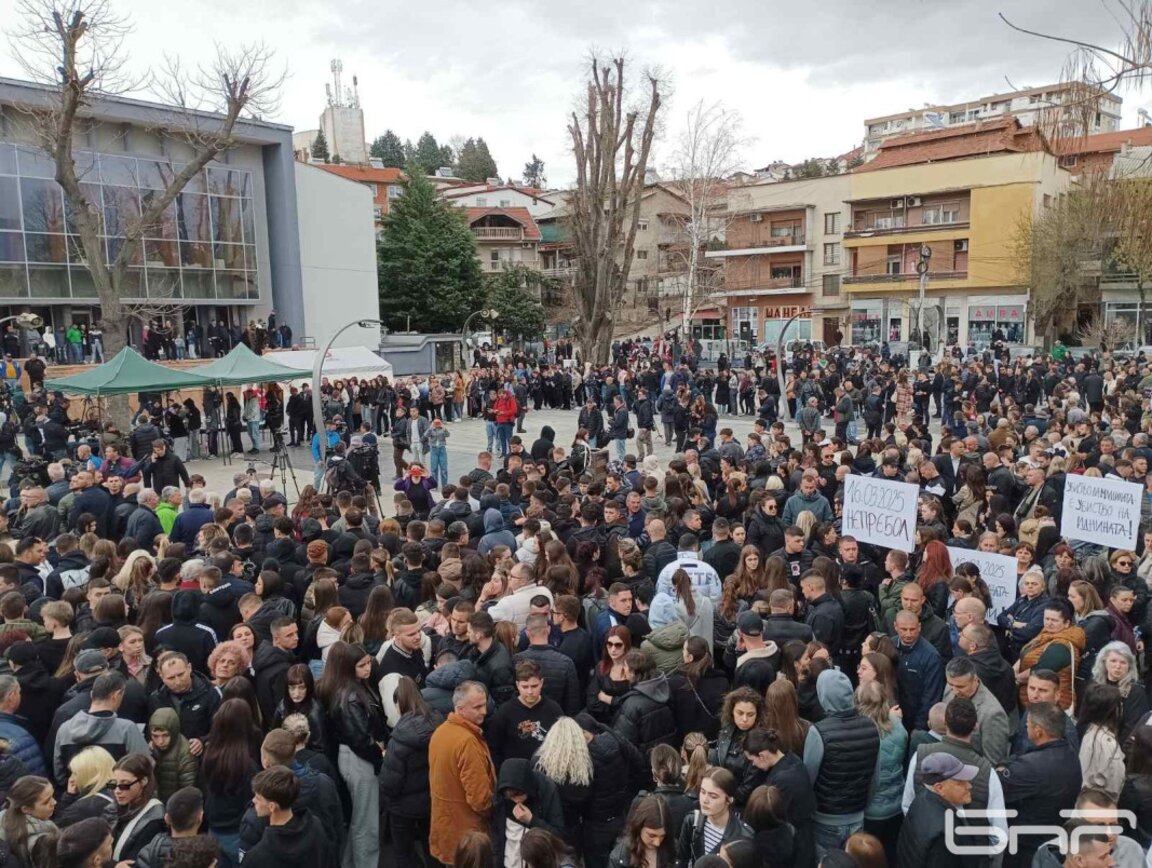 Жителите на Кочани отново се събират на мълчалив протест