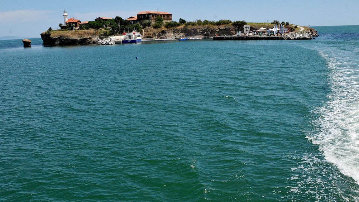 С великденско гмуркане в морето започва юбилейният сезон на остров Света Анастасия