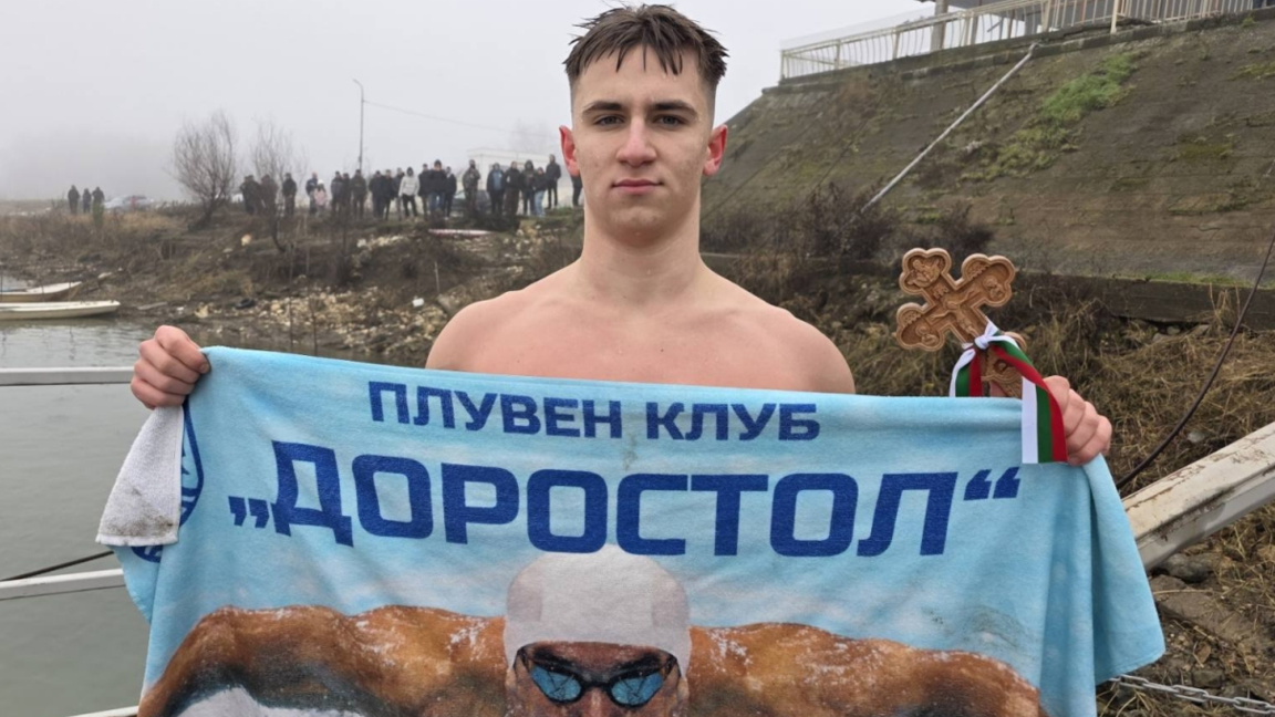 Младеж спаси кръста в Силистра
