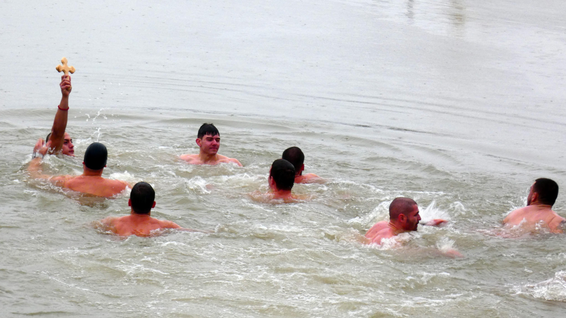 Ученик хвана кръста на Богоявление в Лом