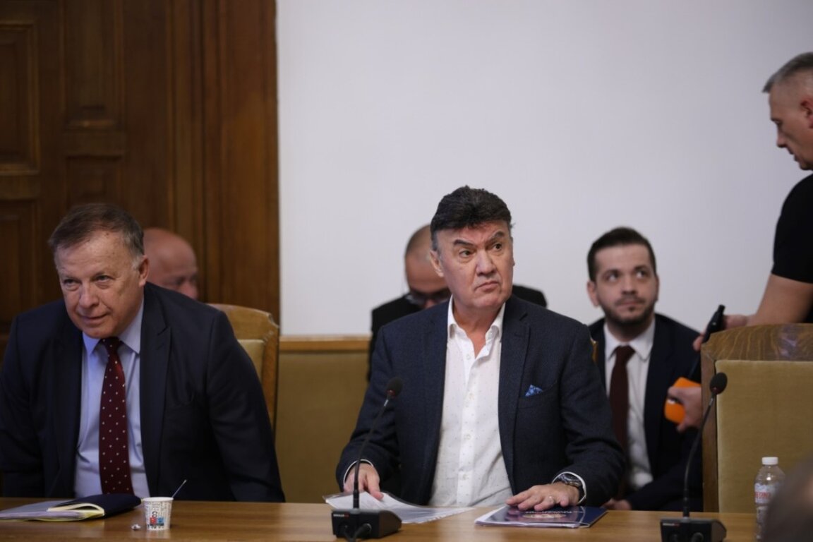 Борислав Михайлов по време на изслушването.