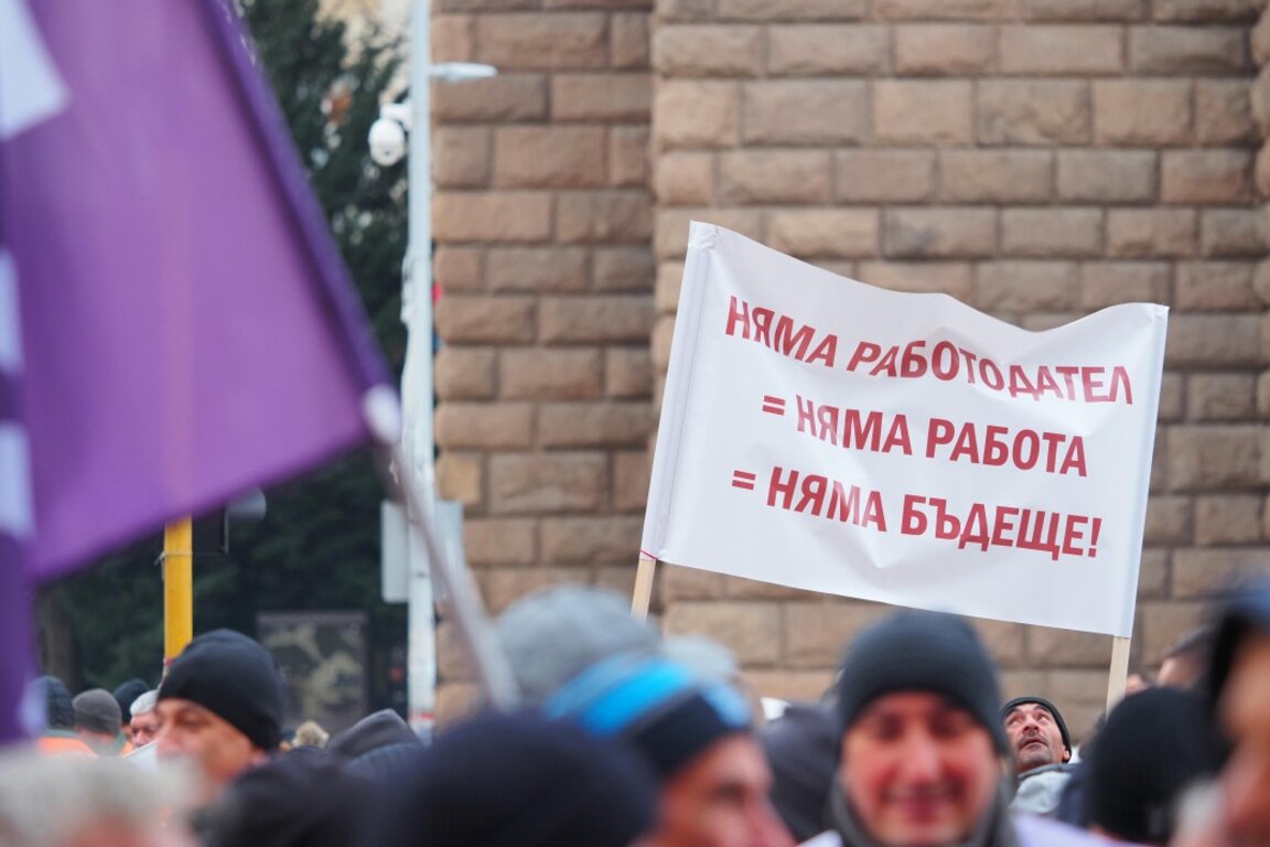 Протест на миньори се провежда пред сградата на Министерския съвет