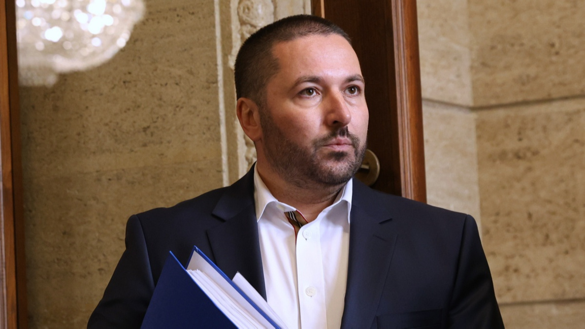 От коалиция "Сияние", представлявана от Николай Попов, внесоха в Централната избирателна комисия подписката за регистрация за участие в изборите.