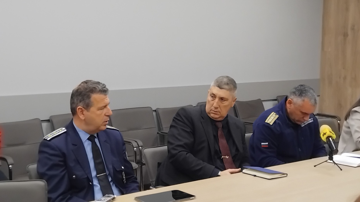 Отляво надясно: Йордан Дундаков - началник на "Охранителна полиция", Павел Млеканов- директор на ОДМВР- Перник и Борис Борисов - директор на РДПБЗН